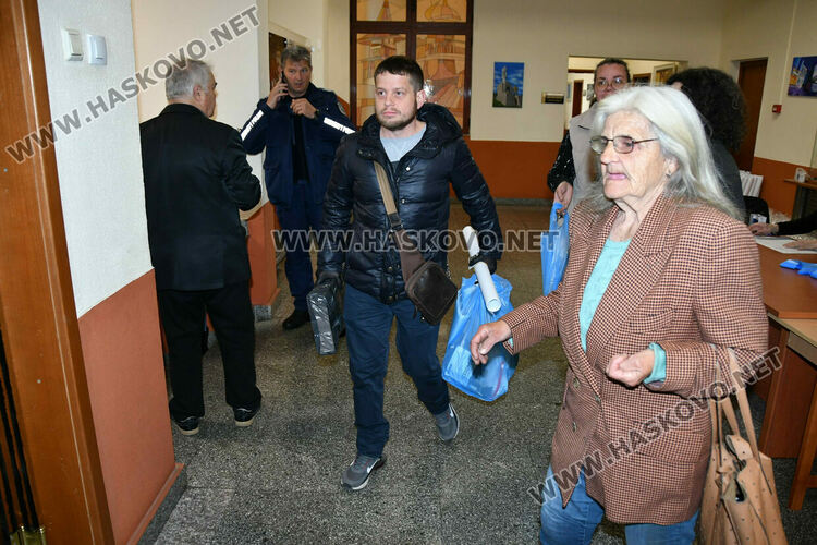 Раздават изборните книжа и бюлетини на СИК в Община Хасково