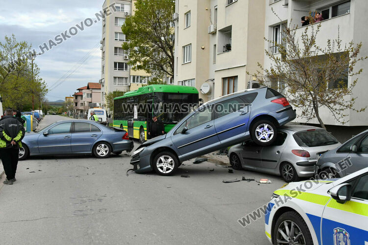 Електроавтобус помете три паркирани коли, няма пострадали