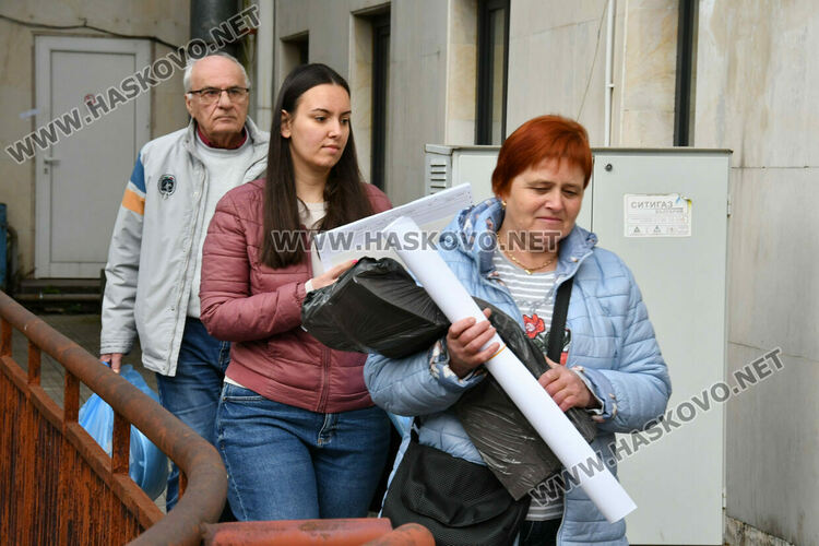 Раздават изборните книжа и бюлетини на СИК в Община Хасково