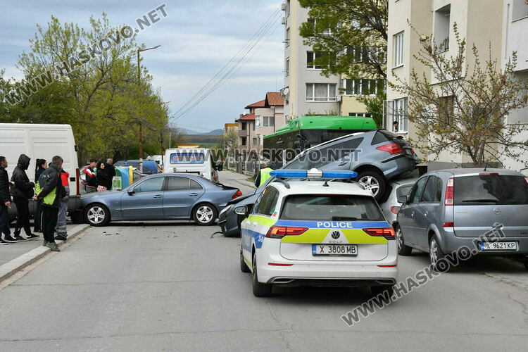 Електроавтобус помете три паркирани коли, няма пострадали