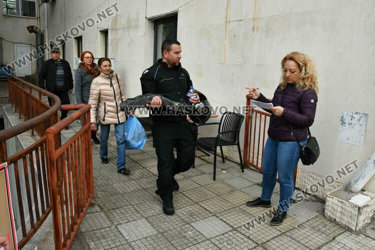 Раздават изборните книжа и бюлетини на СИК в Община Хасково