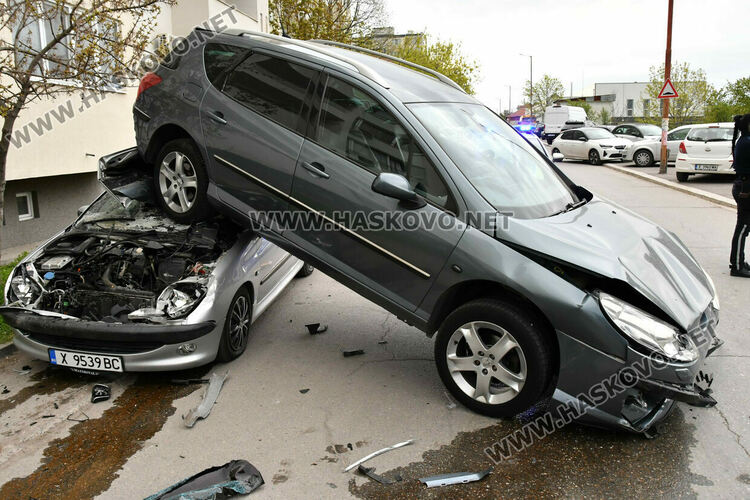 Електроавтобус помете три паркирани коли, няма пострадали