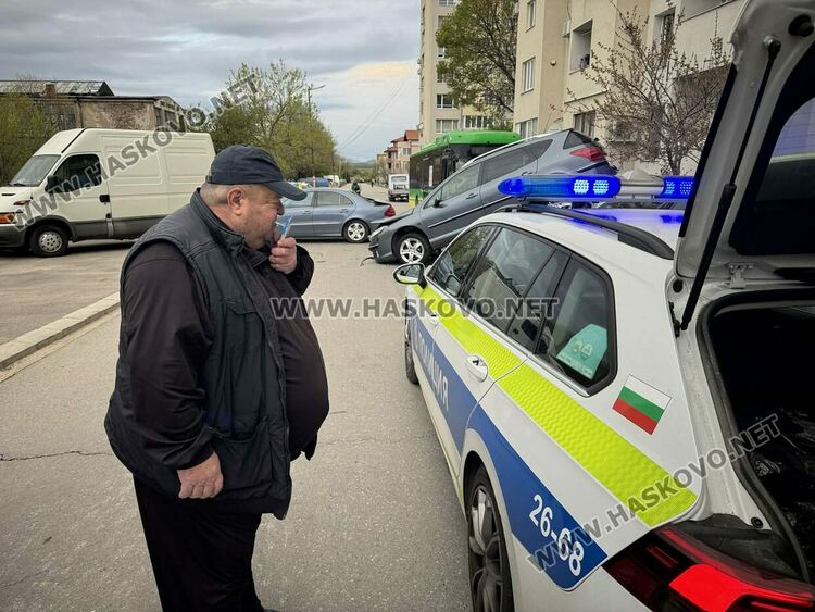 Електроавтобус помете три паркирани коли, няма пострадали