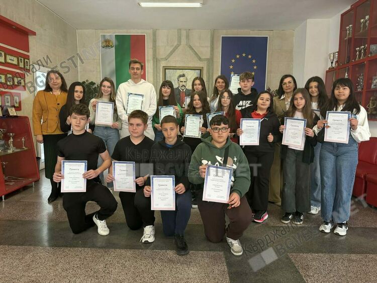 Четири първи и едно второ място за ученици на &bdquo;Славейков&ldquo; в националния конкурс &bdquo;Удивителната Вселена&ldquo;