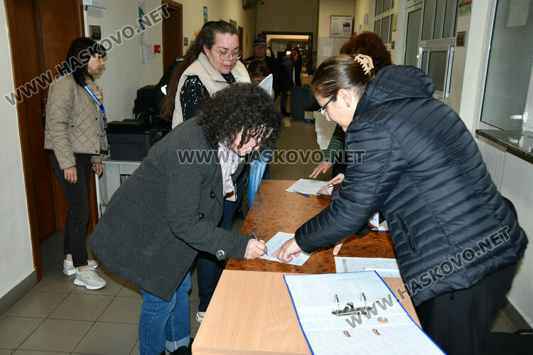 Раздават изборните книжа и бюлетини на СИК в Община Хасково