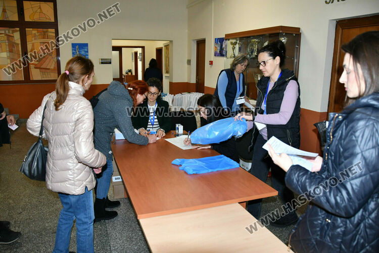 Раздават изборните книжа и бюлетини на СИК в Община Хасково