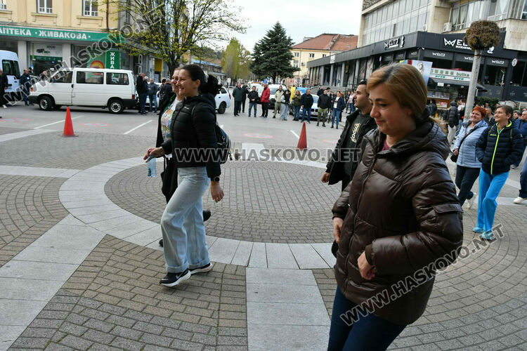 Раздават изборните книжа и бюлетини на СИК в Община Хасково