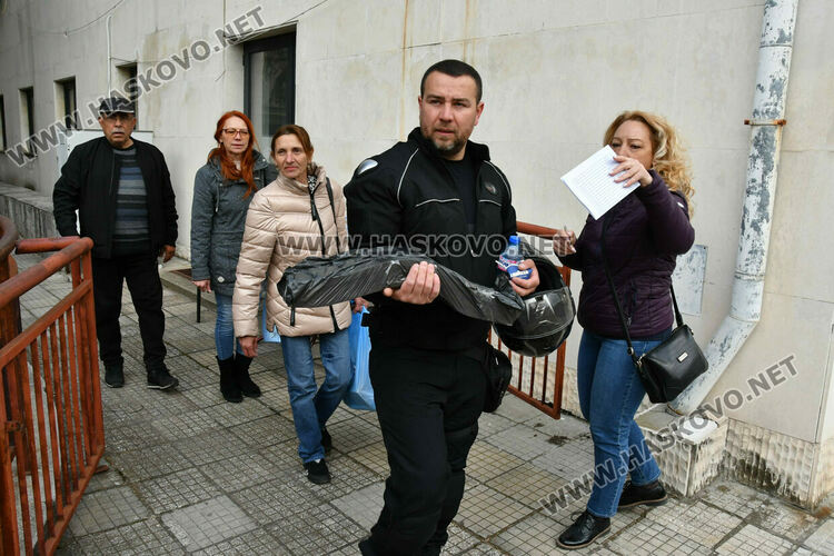 Раздават изборните книжа и бюлетини на СИК в Община Хасково