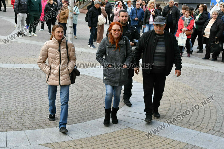 Раздават изборните книжа и бюлетини на СИК в Община Хасково