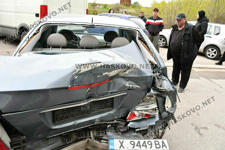 Електроавтобус помете три паркирани коли, няма пострадали