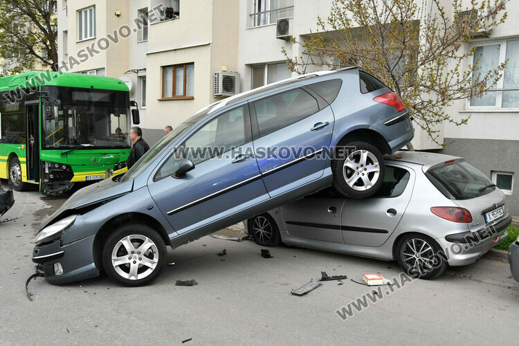 Електроавтобус помете три паркирани коли, няма пострадали