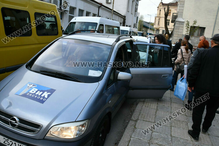 Раздават изборните книжа и бюлетини на СИК в Община Хасково