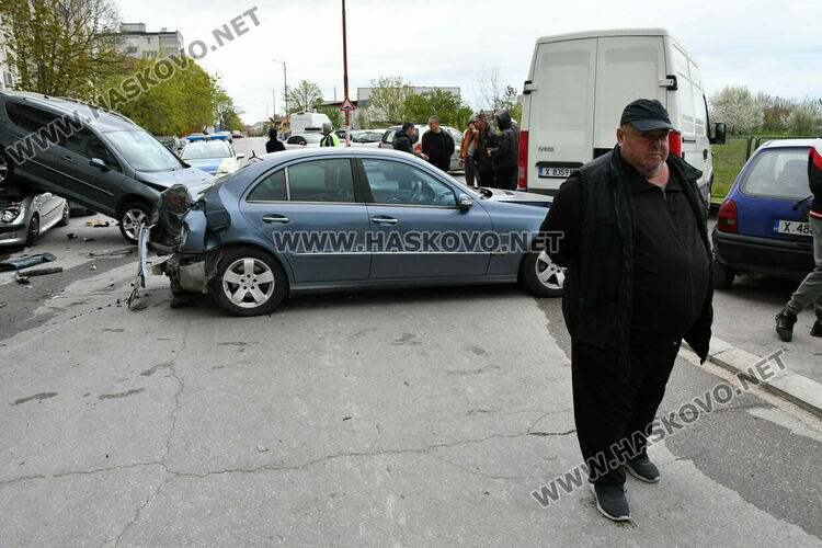 Електроавтобус помете три паркирани коли, няма пострадали