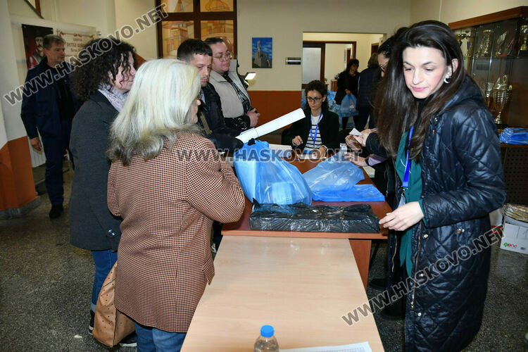 Раздават изборните книжа и бюлетини на СИК в Община Хасково