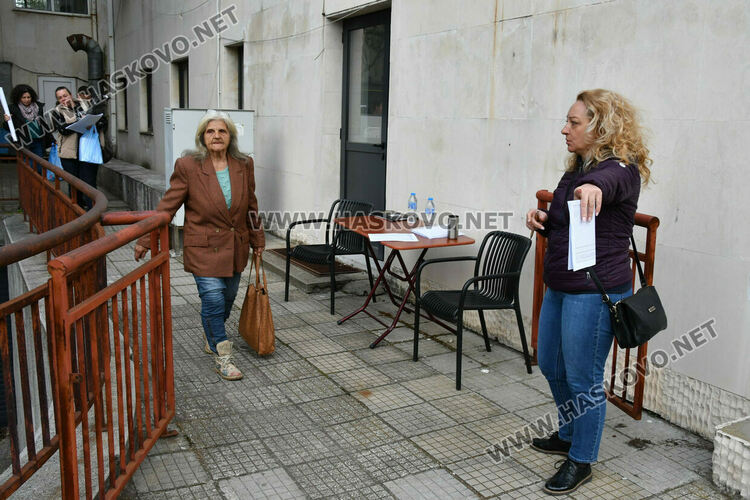 Раздават изборните книжа и бюлетини на СИК в Община Хасково