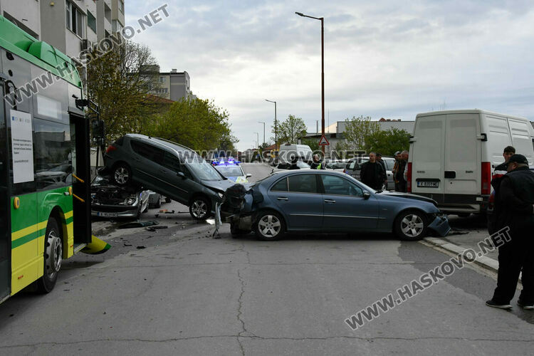 Електроавтобус помете три паркирани коли, няма пострадали