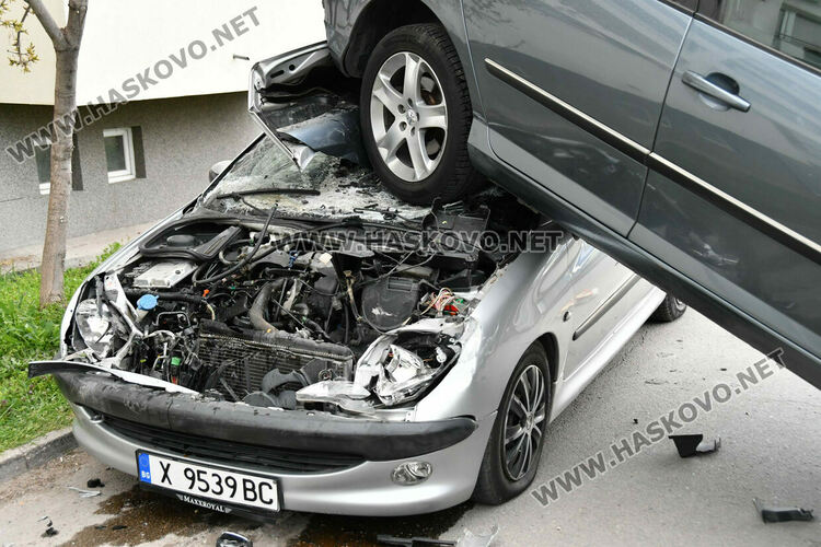 Електроавтобус помете три паркирани коли, няма пострадали