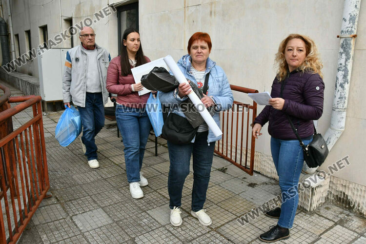 Раздават изборните книжа и бюлетини на СИК в Община Хасково