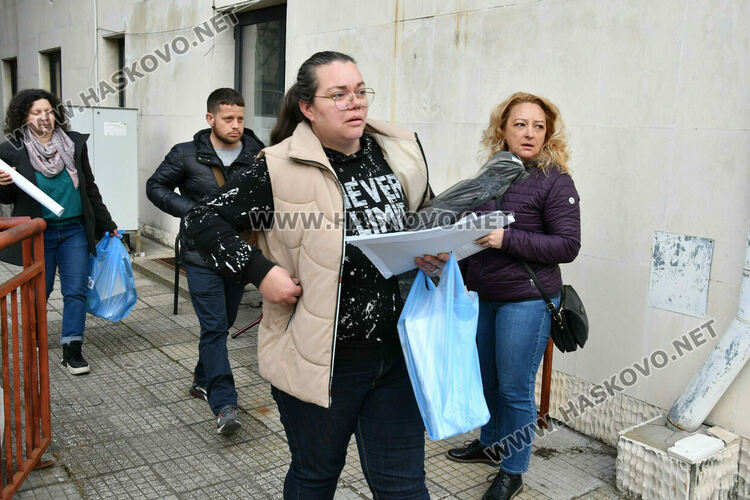 Раздават изборните книжа и бюлетини на СИК в Община Хасково