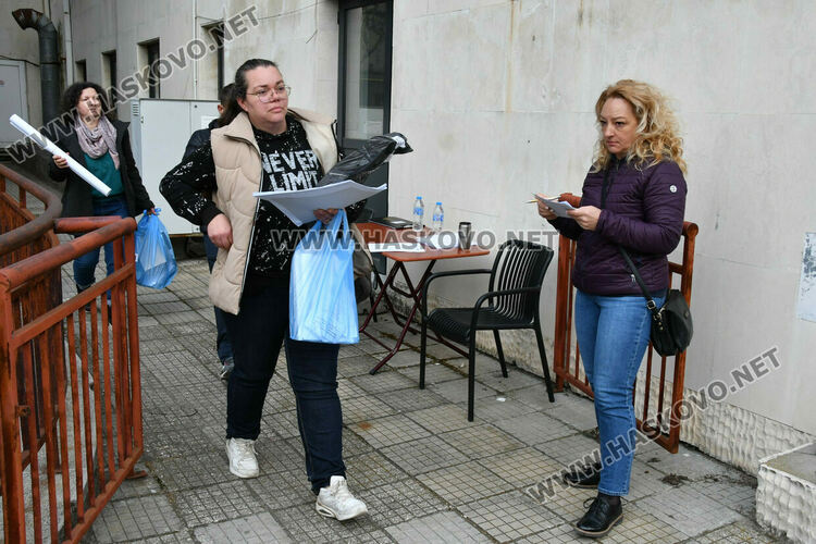 Раздават изборните книжа и бюлетини на СИК в Община Хасково