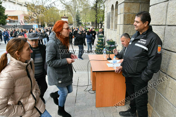 Раздават изборните книжа и бюлетини на СИК в Община Хасково