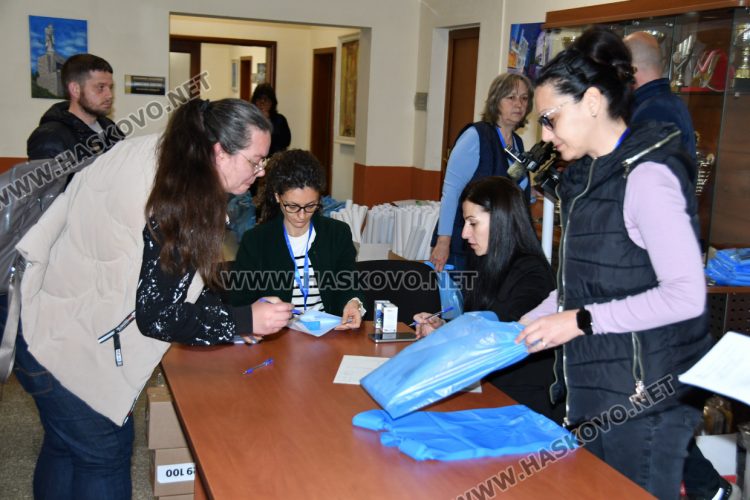 Раздават изборните книжа и бюлетини на СИК в Община Хасково