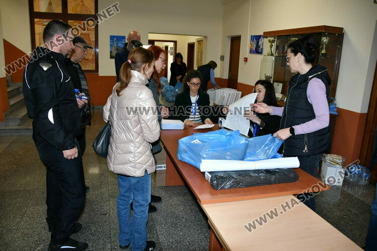 Раздават изборните книжа и бюлетини на СИК в Община Хасково