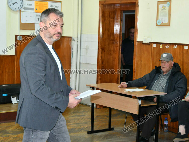 Делян Добрев гласува в Хасково: Избираме между икономическия растеж и заемите