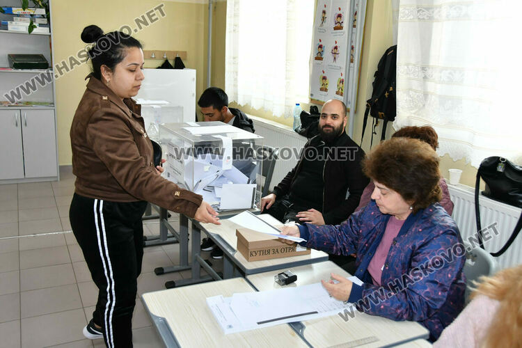 Хартията остава &bdquo;царица&ldquo; в секциите в НУ &bdquo;Г. С. Раковски&ldquo;, а камерите&nbsp;&ndash; нежелани гости