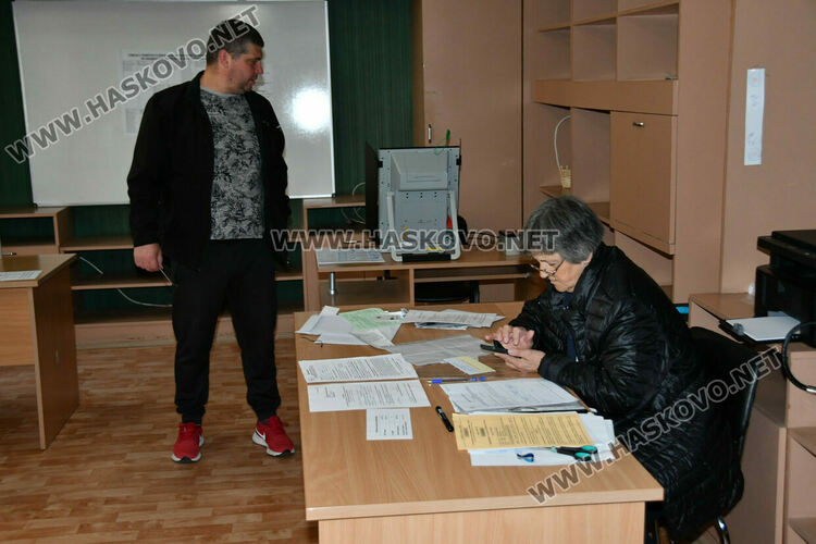 Проблеми с над 10 машини и неявили се членове на комисии белязаха старта на вота в Хасково