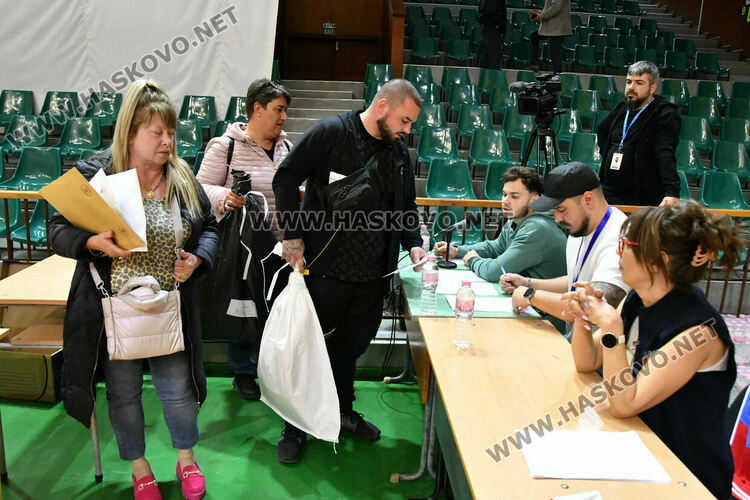 Обявиха края на изборния ден час по-късно