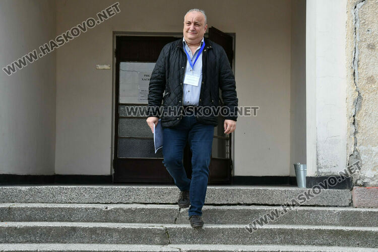 Проблеми с над 10 машини и неявили се членове на комисии белязаха старта на вота в Хасково