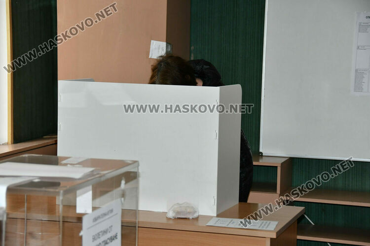 В Любимец гласуват &bdquo;като за последно&ldquo;&nbsp;&ndash; свършиха хартиените бюлетини, активността там стигна 46,76%