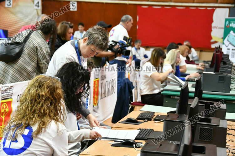 Обявиха края на изборния ден час по-късно