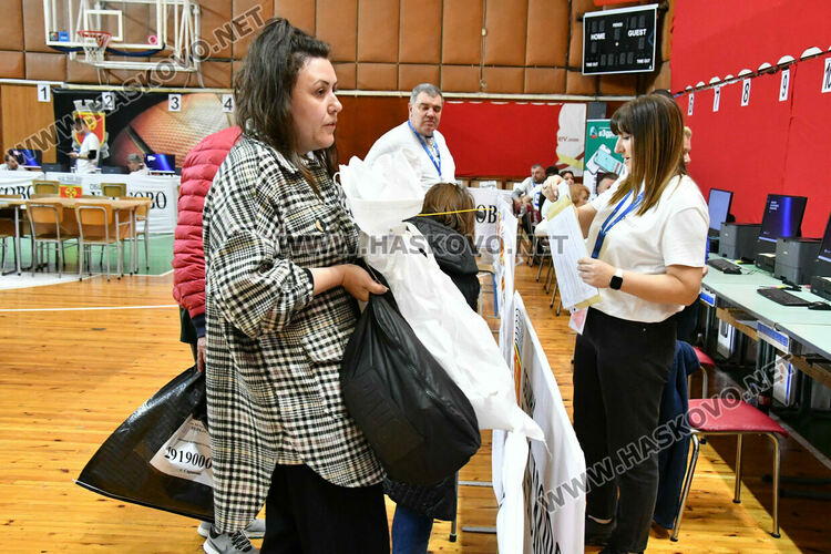 Обявиха края на изборния ден час по-късно