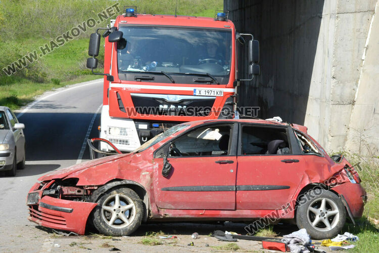 Пиян мъж катастрофира със семейството край Узунджово, две деца са в болница