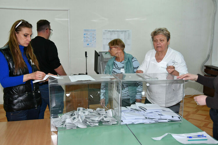 Все още не е обявен край на изборния ден в Хасковско, в Димитровград още гласуват