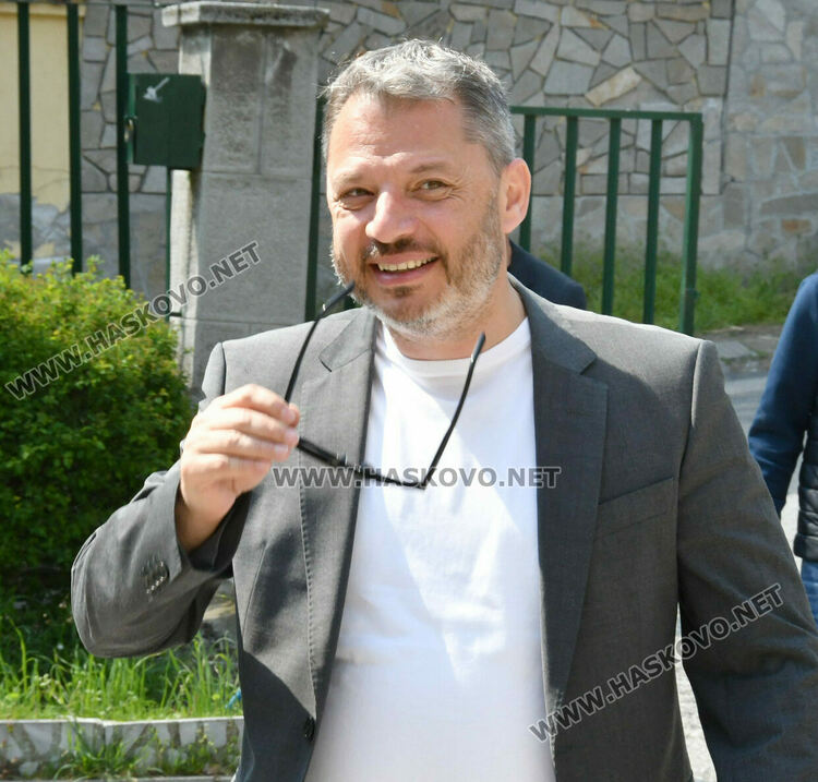 Делян Добрев гласува в Хасково: Избираме между икономическия растеж и заемите