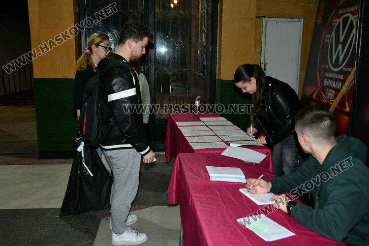 Обявиха края на изборния ден час по-късно