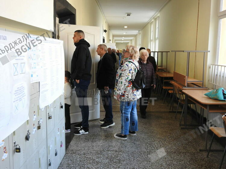 Много нови лица в секционните избирателни комисии в Кърджали,сутрешни опашки пред секциите
