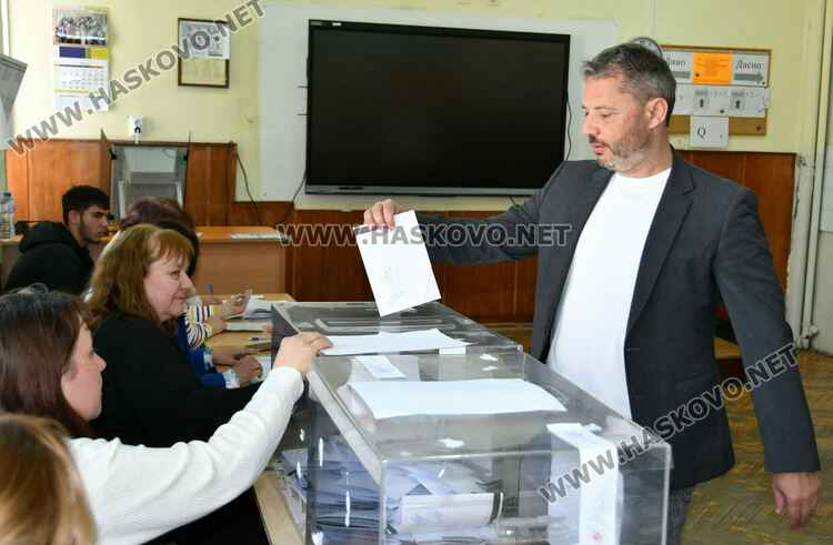 Делян Добрев гласува в Хасково: Избираме между икономическия растеж и заемите