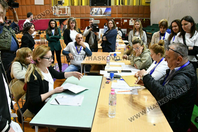 Обявиха края на изборния ден час по-късно