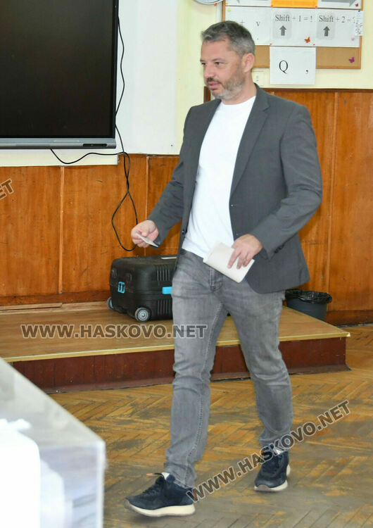 Делян Добрев гласува в Хасково: Избираме между икономическия растеж и заемите