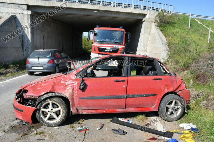 Пиян мъж катастрофира със семейството край Узунджово, две деца са в болница