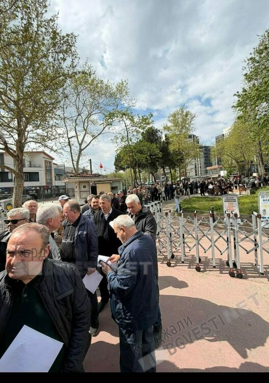 Безпрецедентно,километрични опашки пред урните от наши изселници в Бурса