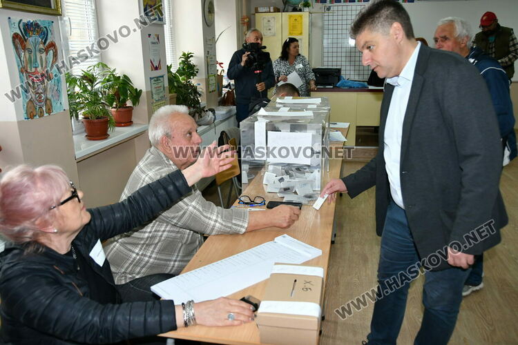 Радослав Вълчев гласува в Хасково: Време е младите хора да остават и да се развиват тук