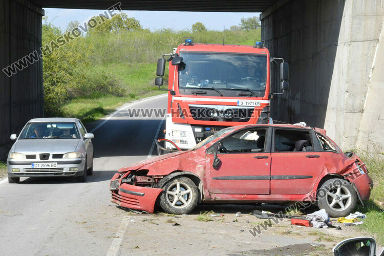 Пиян мъж катастрофира със семейството край Узунджово, две деца са в болница