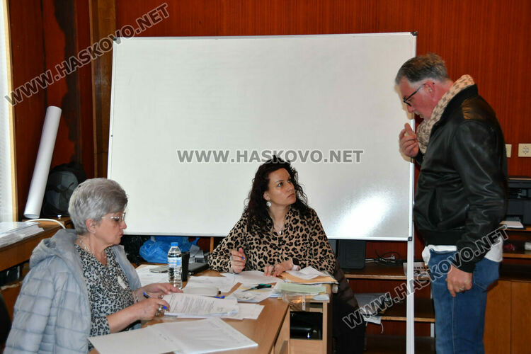 Проблеми с над 10 машини и неявили се членове на комисии белязаха старта на вота в Хасково