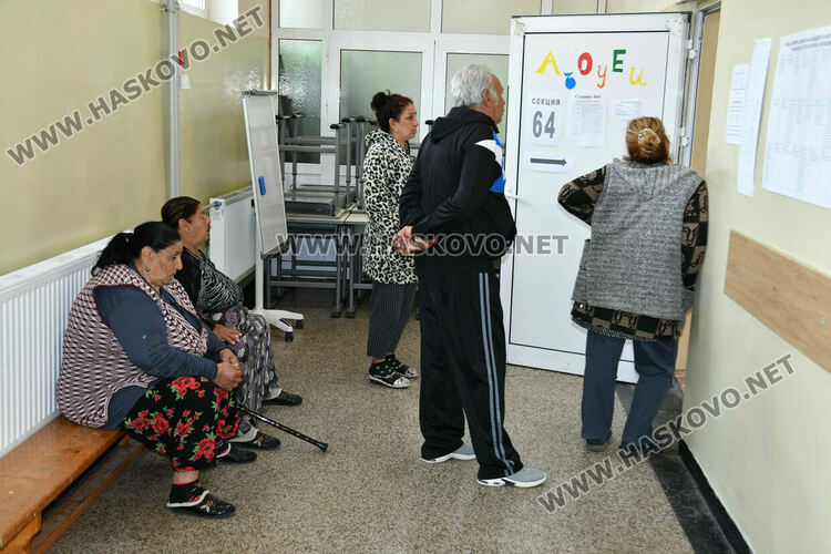 Хартията остава &bdquo;царица&ldquo; в секциите в НУ &bdquo;Г. С. Раковски&ldquo;, а камерите&nbsp;&ndash; нежелани гости