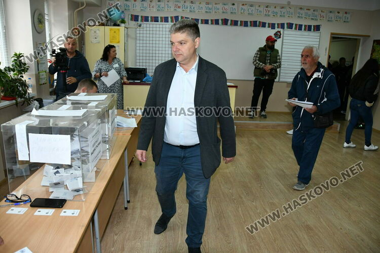 Радослав Вълчев гласува в Хасково: Време е младите хора да остават и да се развиват тук